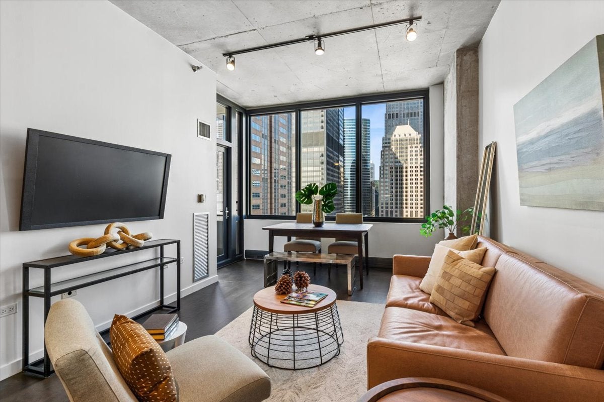 235 W VAN BUREN Street 2816