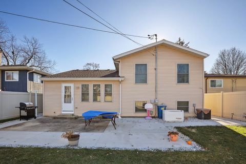 Tiny photo for 639 W Comstock Avenue, Elmhurst, IL 60126 (MLS # 12548473)