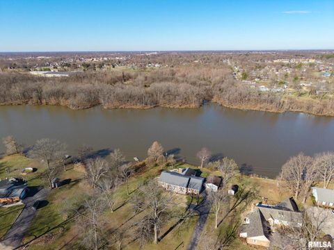 Tiny photo for 333 N LAKEVIEW Drive, Salem, IL 62881 (MLS # EB457177)