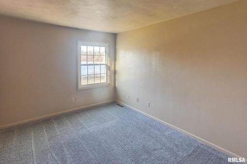 Tiny photo for 333 N LAKEVIEW Drive, Salem, IL 62881 (MLS # EB457177)