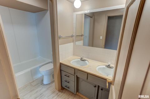 Tiny photo for 333 N LAKEVIEW Drive, Salem, IL 62881 (MLS # EB457177)