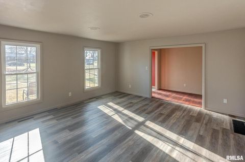 Tiny photo for 333 N LAKEVIEW Drive, Salem, IL 62881 (MLS # EB457177)