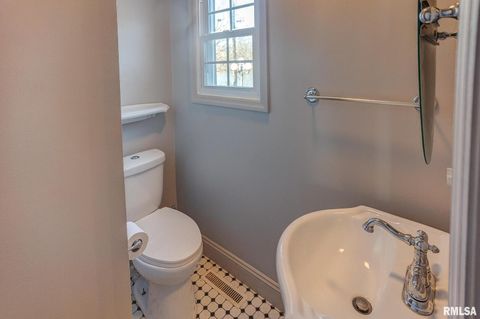 Tiny photo for 333 N LAKEVIEW Drive, Salem, IL 62881 (MLS # EB457177)