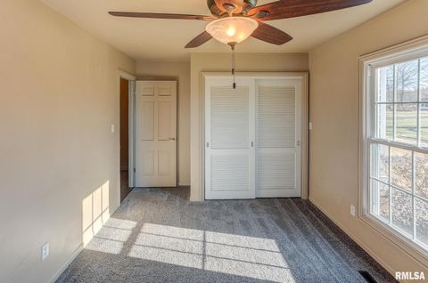 Tiny photo for 333 N LAKEVIEW Drive, Salem, IL 62881 (MLS # EB457177)