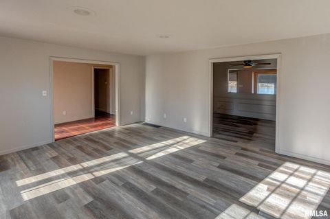 Tiny photo for 333 N LAKEVIEW Drive, Salem, IL 62881 (MLS # EB457177)