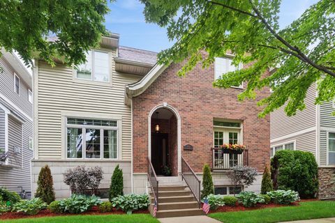 Photo of 5652 N LOCKWOOD Avenue, Chicago, IL 60646 (MLS # 12692391)