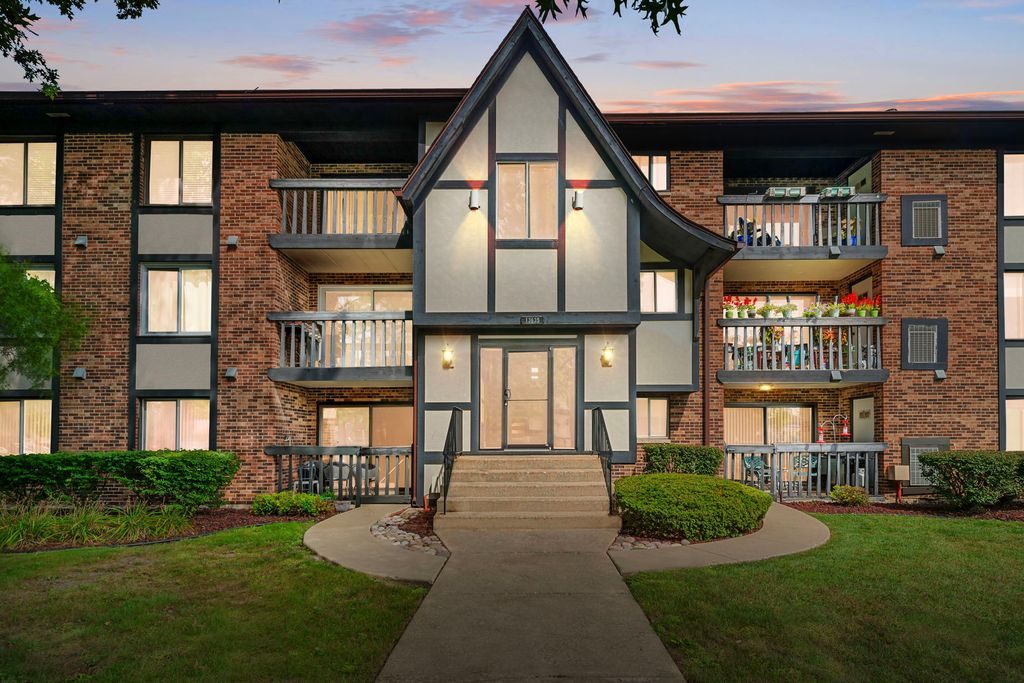 Photo for 13635 Lamon Avenue #A21, Crestwood, IL 60418 (MLS # 12470920)