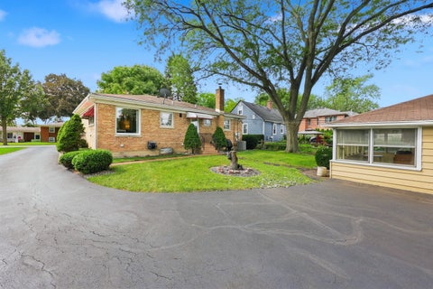 Tiny photo for 422 W Larkdale Lane W, Mount Prospect, IL 60056 (MLS # 12765887)