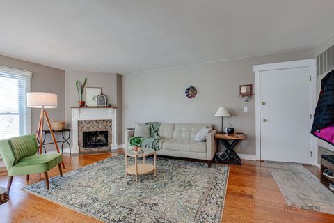 Tiny photo for 737 Garfield Avenue #B, Libertyville, IL 60048 (MLS # 12548808)