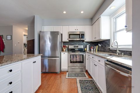 Tiny photo for 737 Garfield Avenue #B, Libertyville, IL 60048 (MLS # 12548808)