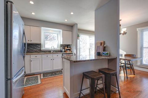 Tiny photo for 737 Garfield Avenue #B, Libertyville, IL 60048 (MLS # 12548808)