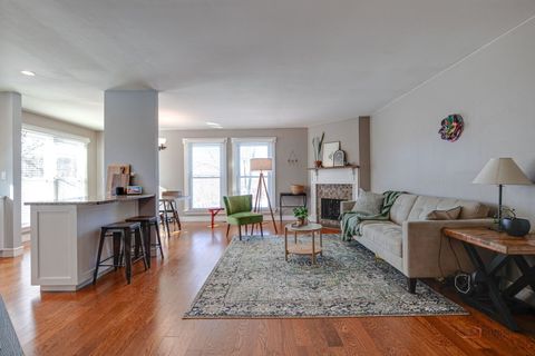 Tiny photo for 737 Garfield Avenue #B, Libertyville, IL 60048 (MLS # 12548808)