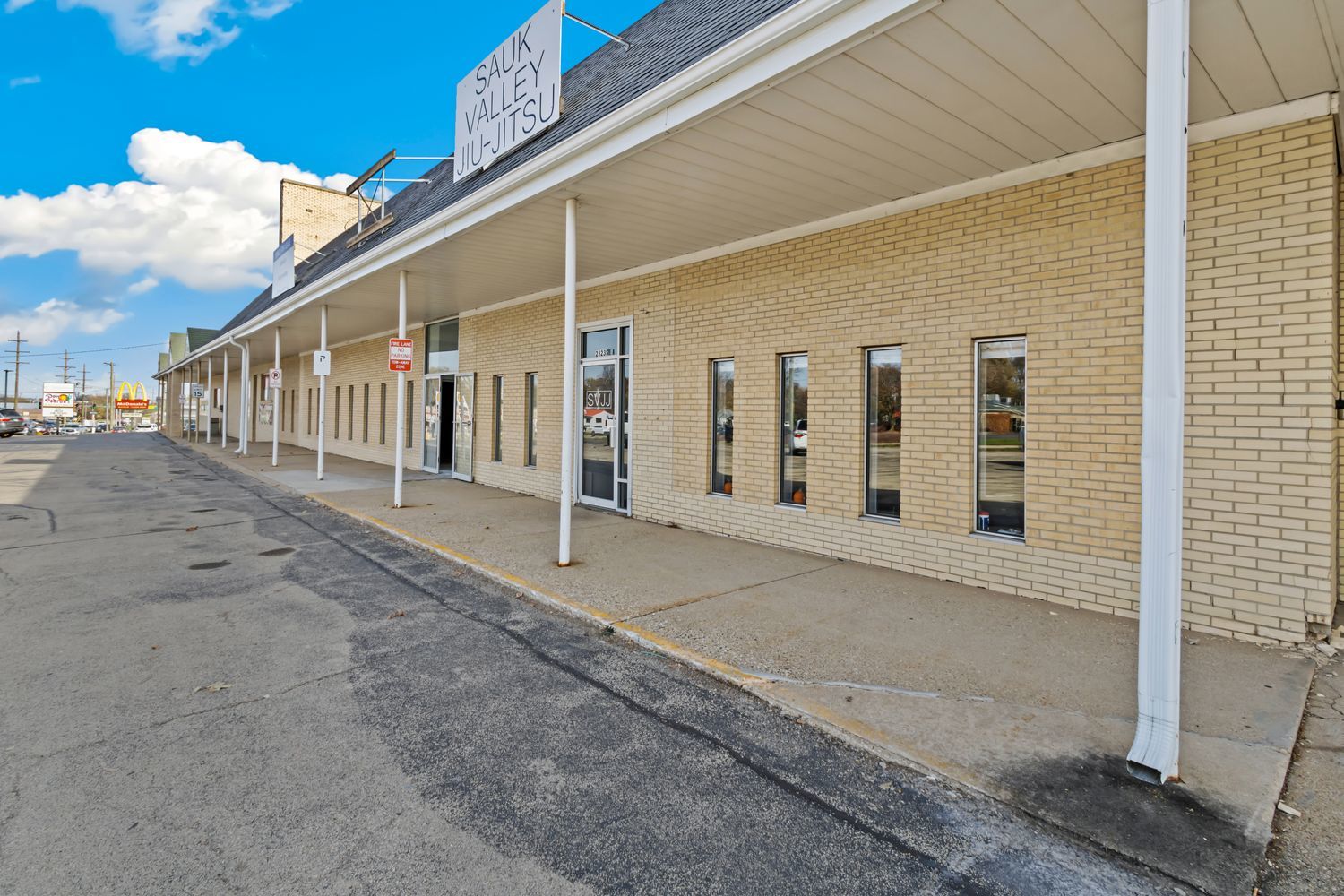 2317-2323 E Lincoln Way