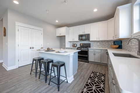 Tiny photo for 5916 Woody Creek Lane, Bettendorf, IA 52722 (MLS # 12619545)