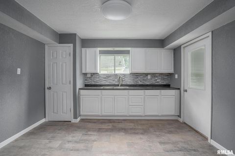 Tiny photo for 617 6th Avenue S, Clinton, IA 52732 (MLS # QC4268774)