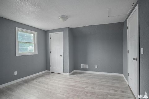 Tiny photo for 617 6th Avenue S, Clinton, IA 52732 (MLS # QC4268774)