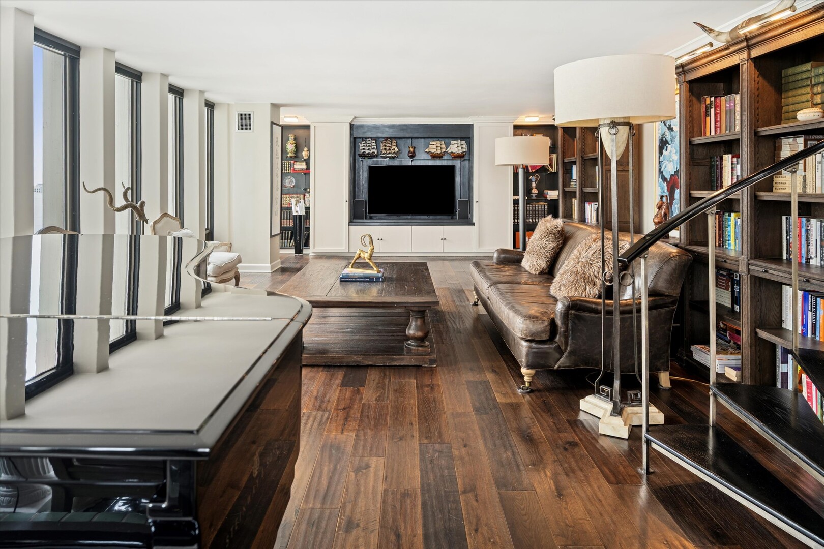 100 E Walton Street 41DE