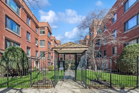Photo of 908 W Sunnyside Avenue #2C, Chicago, IL 60640 (MLS # 12674238)