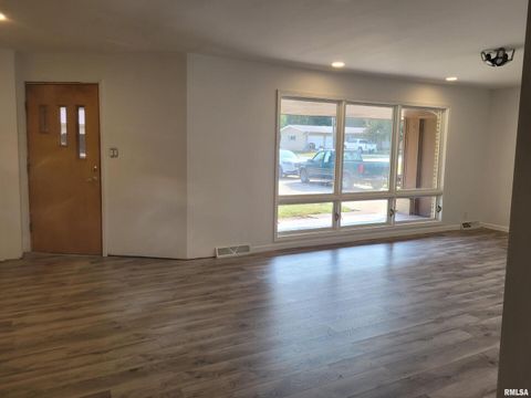 Tiny photo for 3 Lynn Rose Heights Street, Mt Sterling, IL 62353 (MLS # QC4256411)