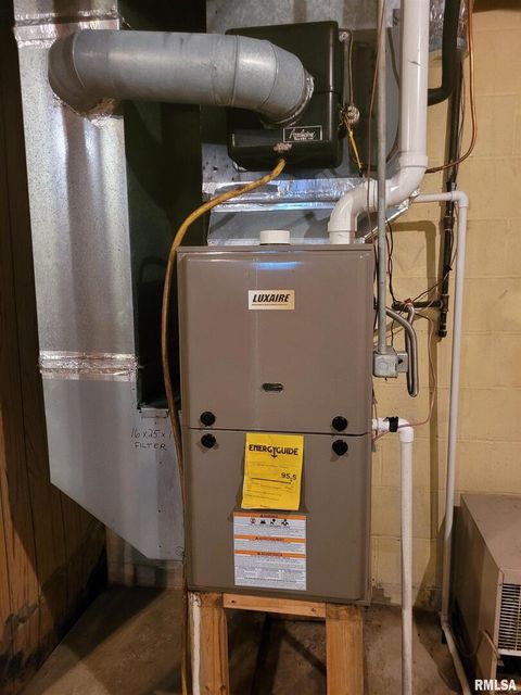 Tiny photo for 3 Lynn Rose Heights Street, Mt Sterling, IL 62353 (MLS # QC4256411)