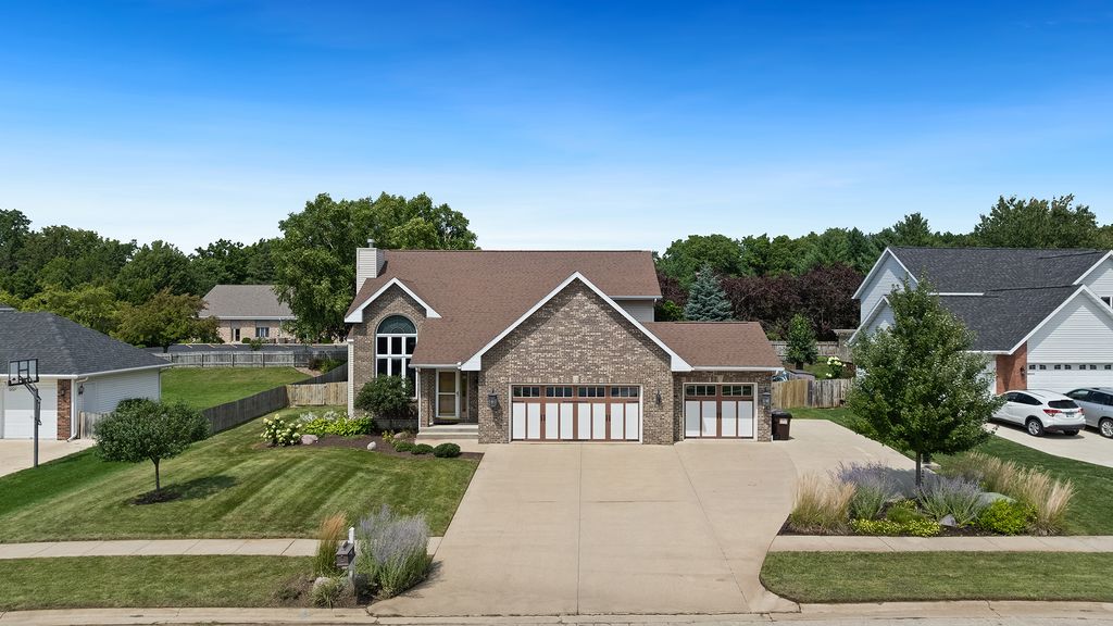 Photo for 1850 Indian Springs Court, Freeport, IL 61032 (MLS # 12450026)