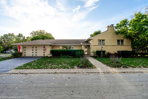 Photo of 6400 N KNOX Avenue, Lincolnwood, IL 60712 (MLS # 12490387)