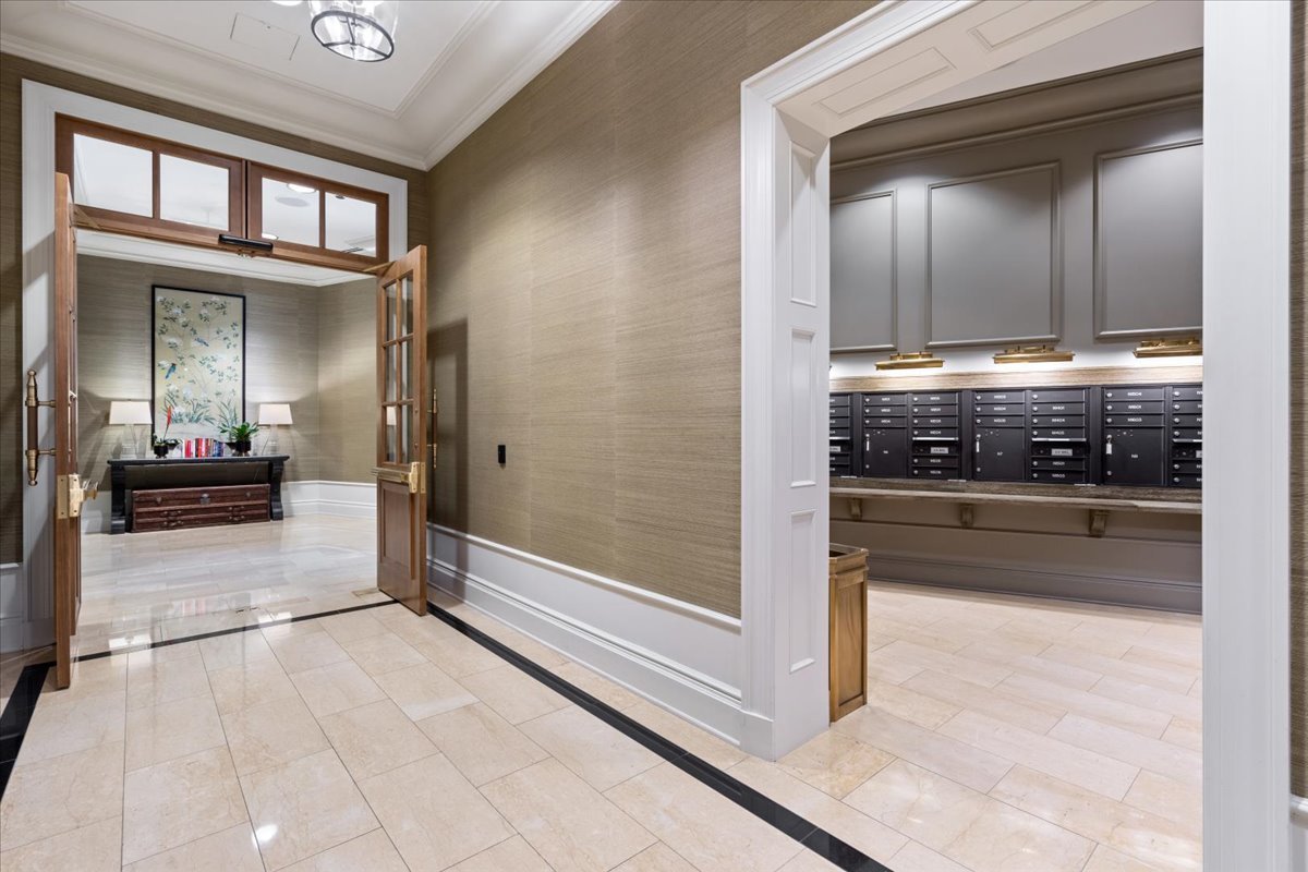 2550 N Lakeview Avenue N1604