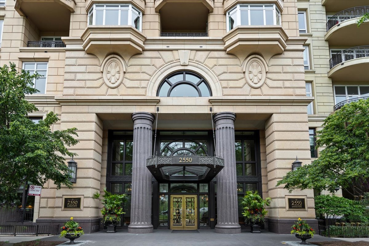 2550 N Lakeview Avenue N1604