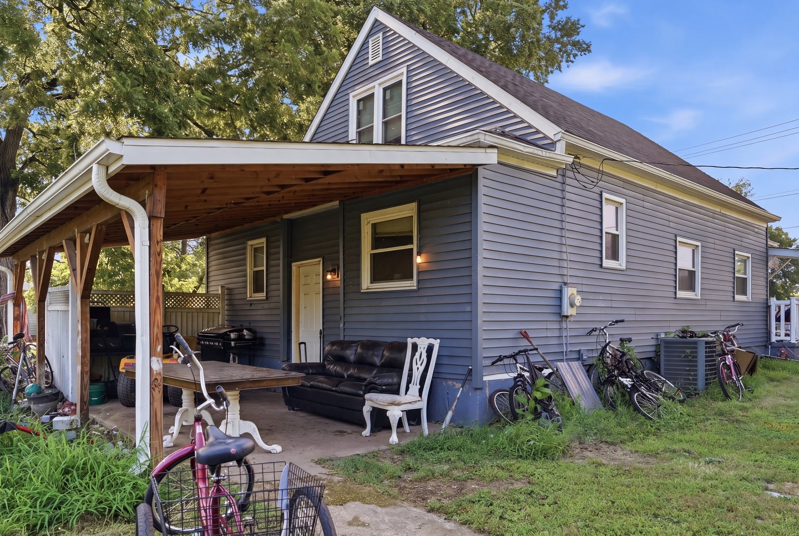 608 E 10TH Street