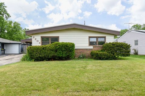 Photo of 2204 W Central Road, Rolling Meadows, IL 60008 (MLS # 12664784)