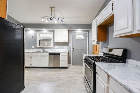 Tiny photo for 2204 W Central Road, Rolling Meadows, IL 60008 (MLS # 12664784)