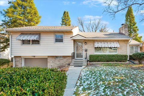 Photo of 9 Ethell Parkway, Bloomington, IL 61701 (MLS # 12556503)