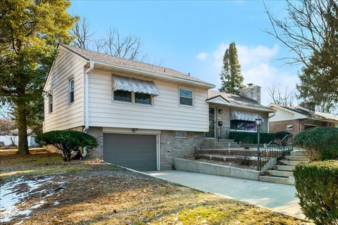 Tiny photo for 9 Ethell Parkway, Bloomington, IL 61701 (MLS # 12556503)