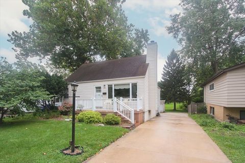 Photo of 201 W Crystal Avenue, Lombard, IL 60148 (MLS # 12446124)