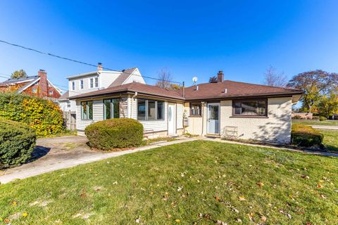 Tiny photo for 858 E Grant Drive, Des Plaines, IL 60016 (MLS # 12515228)