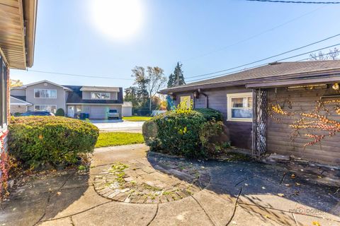 Tiny photo for 858 E Grant Drive, Des Plaines, IL 60016 (MLS # 12515228)