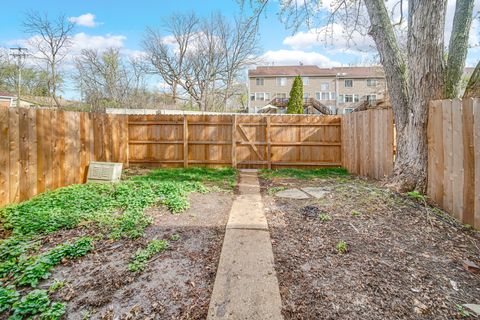 Tiny photo for 2022 Duxbury Court #2022, Streamwood, IL 60107 (MLS # 12666874)
