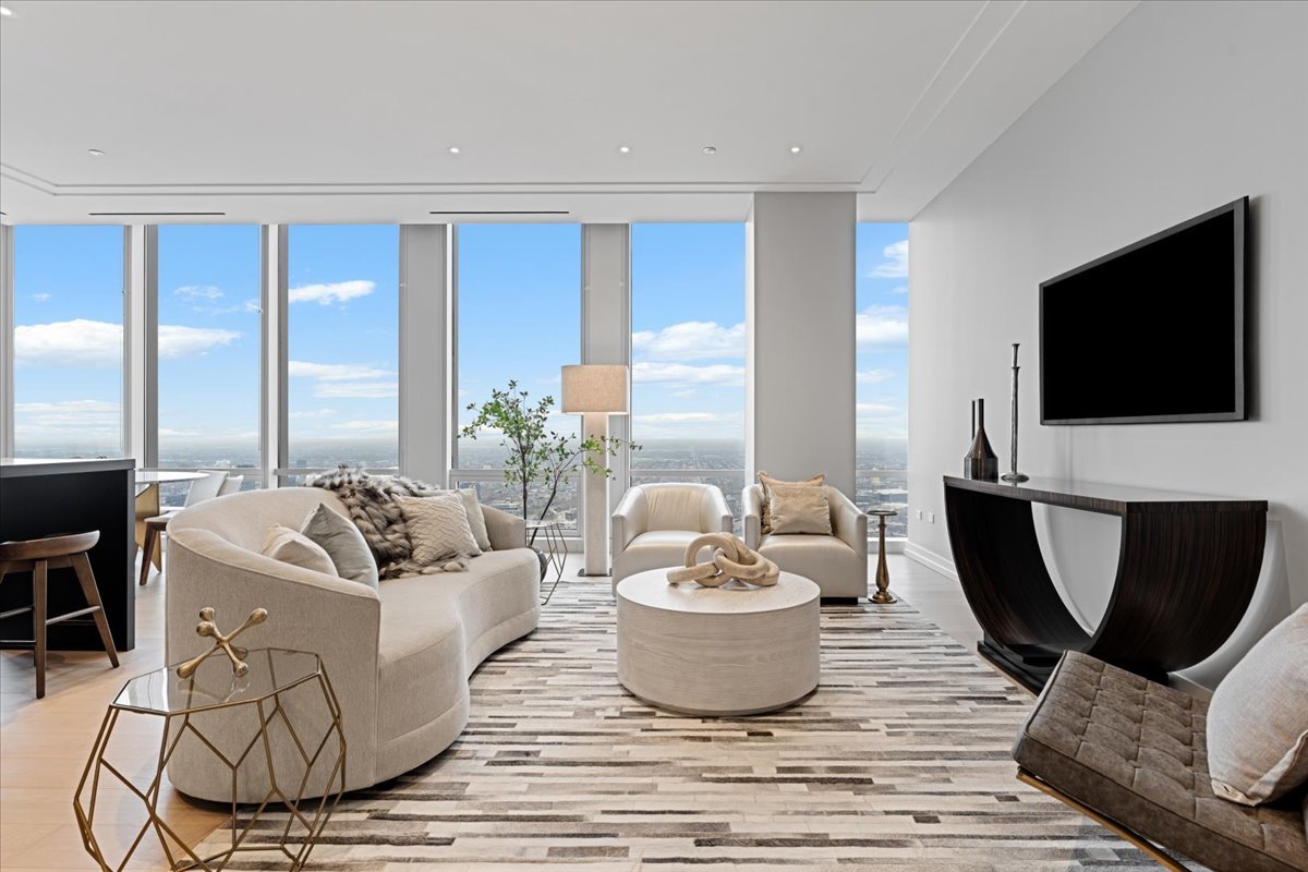 14 W Superior Street 6502