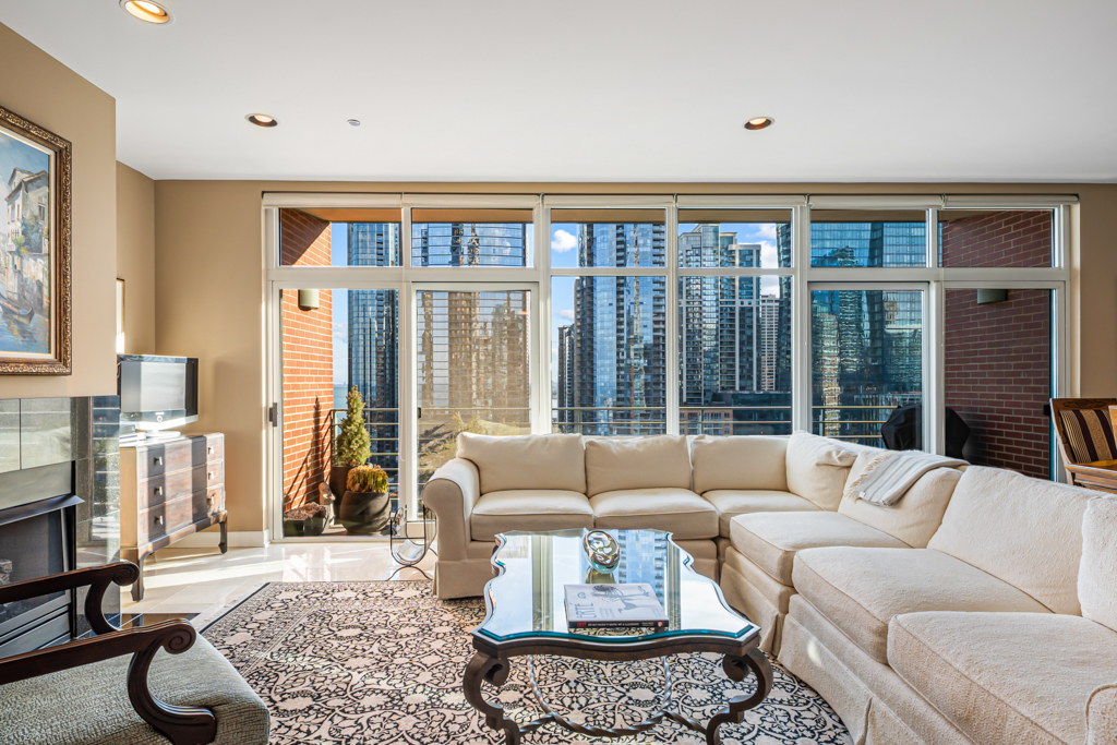 445 E NORTH WATER Street 2003