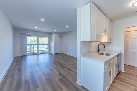 Tiny photo for 900 Perrie Drive #304, Elk Grove Village, IL 60007 (MLS # 12649735)