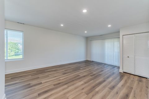 Tiny photo for 900 Perrie Drive #304, Elk Grove Village, IL 60007 (MLS # 12649735)