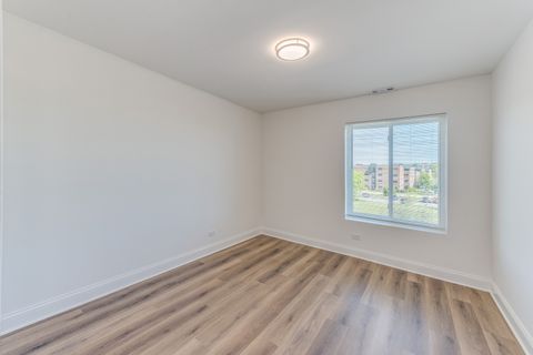 Tiny photo for 900 Perrie Drive #304, Elk Grove Village, IL 60007 (MLS # 12649735)