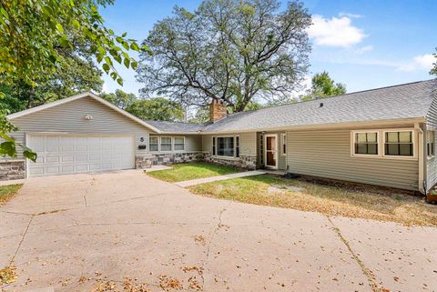 Photo of 5 Riverview Park Dr Drive, Bettendorf, IA 52722 (MLS # 100000289)