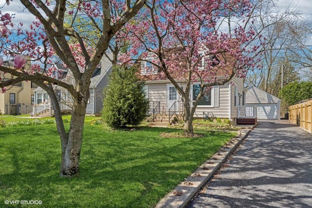 Photo for 1552 McCraren Road, Highland Park, IL 60035 (MLS # 12495698)