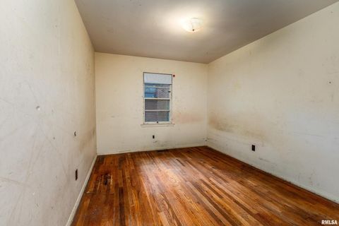 Tiny photo for 813 S SKYLINE Drive, Carbondale, IL 62901 (MLS # EB459659)