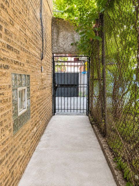 Tiny photo for 3206 W Berwyn Avenue #G, Chicago, IL 60625 (MLS # 12766129)