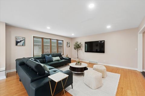 Tiny photo for 1415 Lori Lyn Lane, Northbrook, IL 60062 (MLS # 12570387)