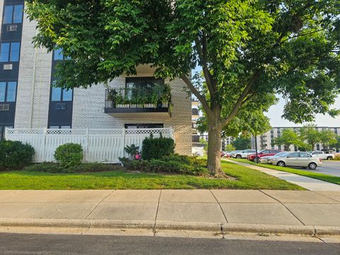 Tiny photo for 9078 W Heathwood Drive #1M, Niles, IL 60714 (MLS # 12583701)
