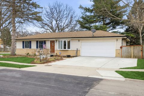 Photo of 201 W Streamwood Boulevard, Streamwood, IL 60107 (MLS # 12598747)