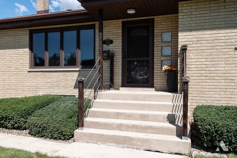 Tiny photo for 6710 W 115th Street, Worth, IL 60482 (MLS # 12489200)